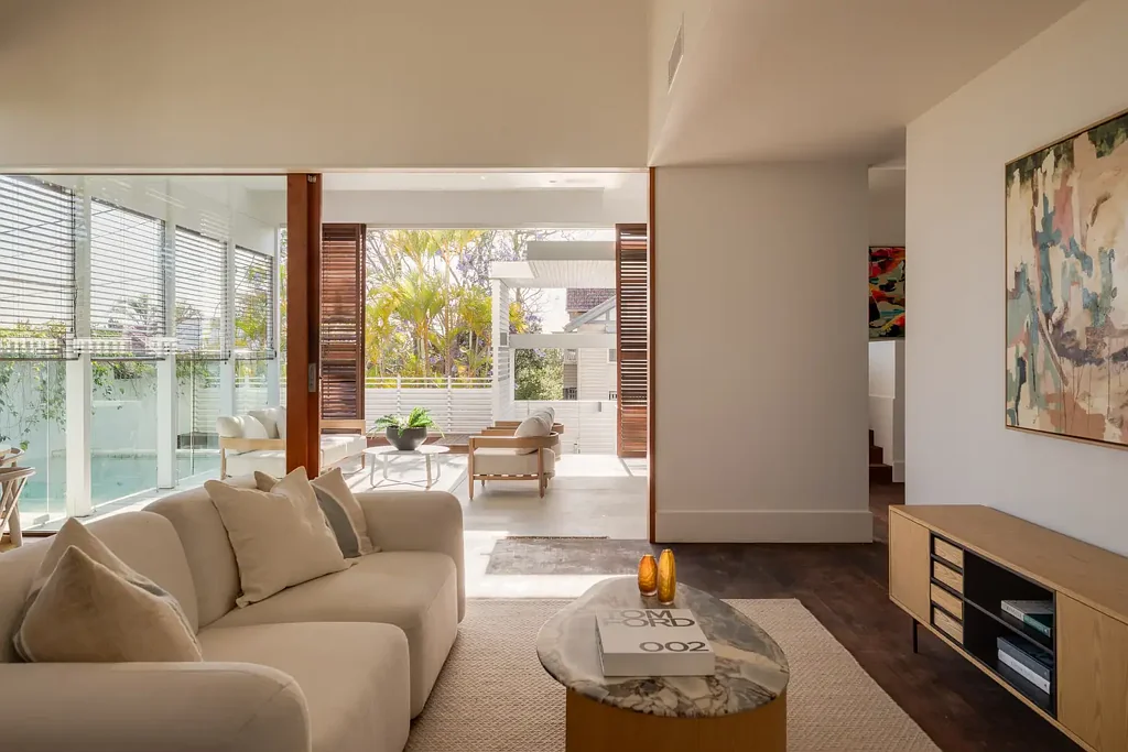 Clayfield 4房 Owen设计 四卧书房 6米挑高 自然采光 深色硬木地板 开放式生活空间 泳池露台 亚热带光线 主卧带阳台步入衣帽间 双车库 储物丰富 靠近学校咖啡馆 Subtropical Sanctuary by Owen Architecture