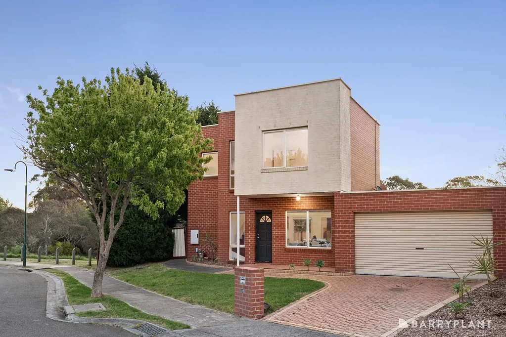 Bundoora 3房 Bundoora优越地段 三卧宽敞布局 主卧带套 双车位车库 近邻名校 公园环绕 现代装修随时入住 Spacious & Stylish Family Living in Prime Location