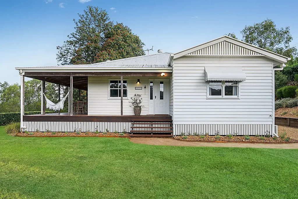 Clear Mountain 4ਬੈੱਡਰੂਮ Elevated Country Retreat with Usable Paddocks, Private Creek Frontage & Sweeping Mountain Views