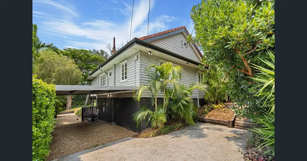 Carina Heights 3ห้องนอน Post-War Home with Position & Potential on a Massive 675m² Block