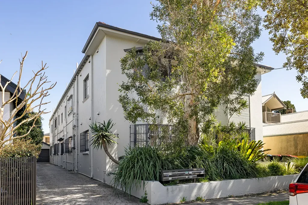 Uplifting light-filled 2-bedroom home in parkside spot