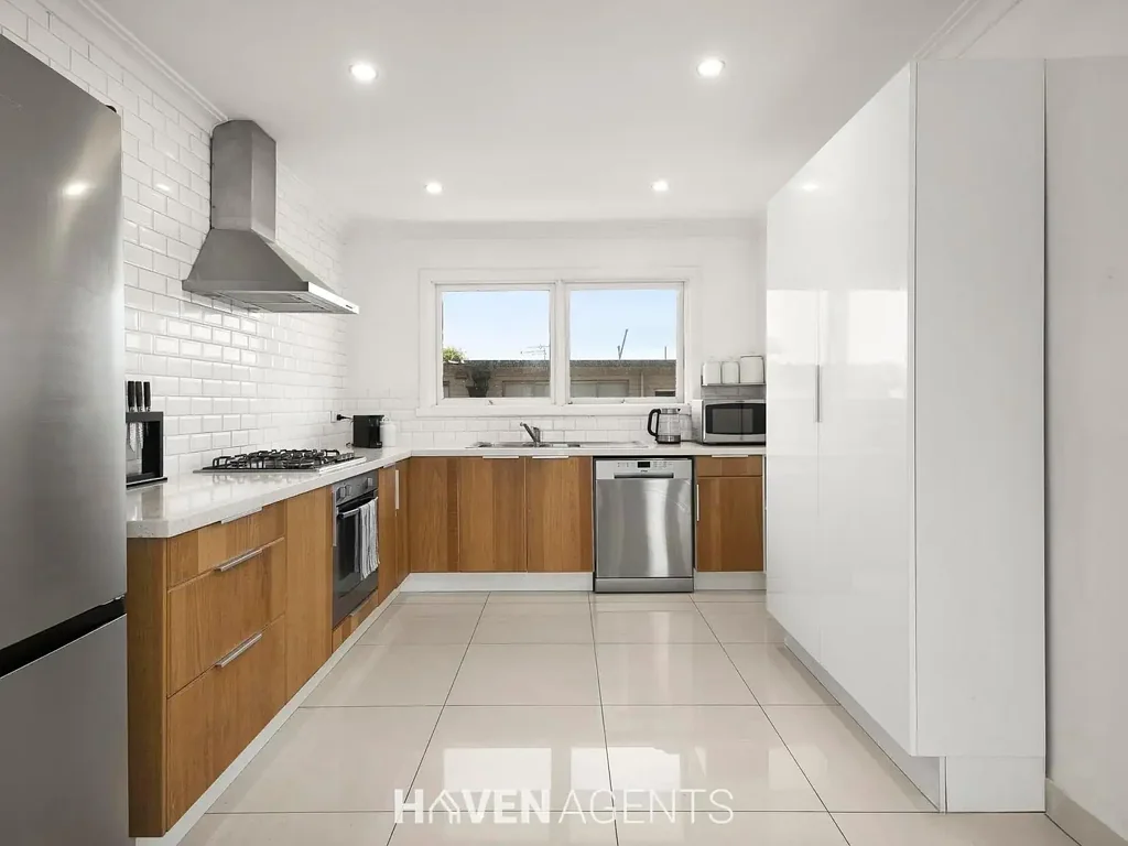 BRIGHT, SPACIOUS & IDEALLY LOCATED 3-BEDROOM APARTMENT I HAVEN AGENTS