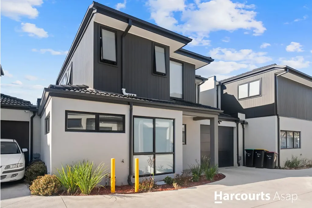 Dandenong 2غرفة نوم Stylish Near-New Double-Story Townhouse for Sale