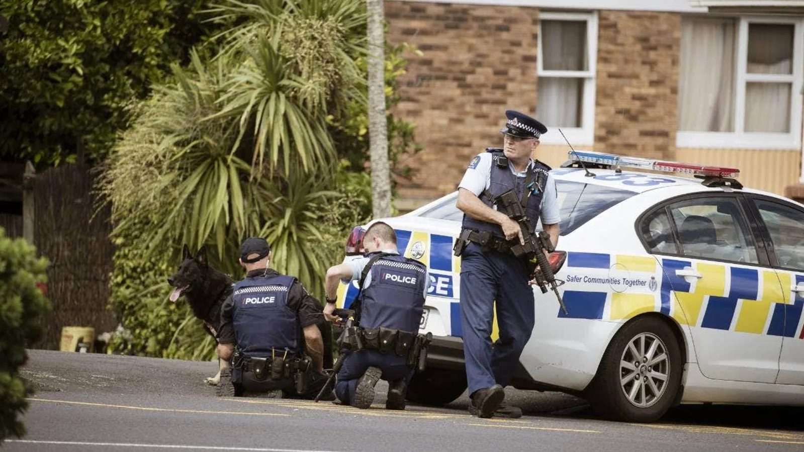 武装警察汇集奥克兰中区！道路封锁，现场停有大量警车