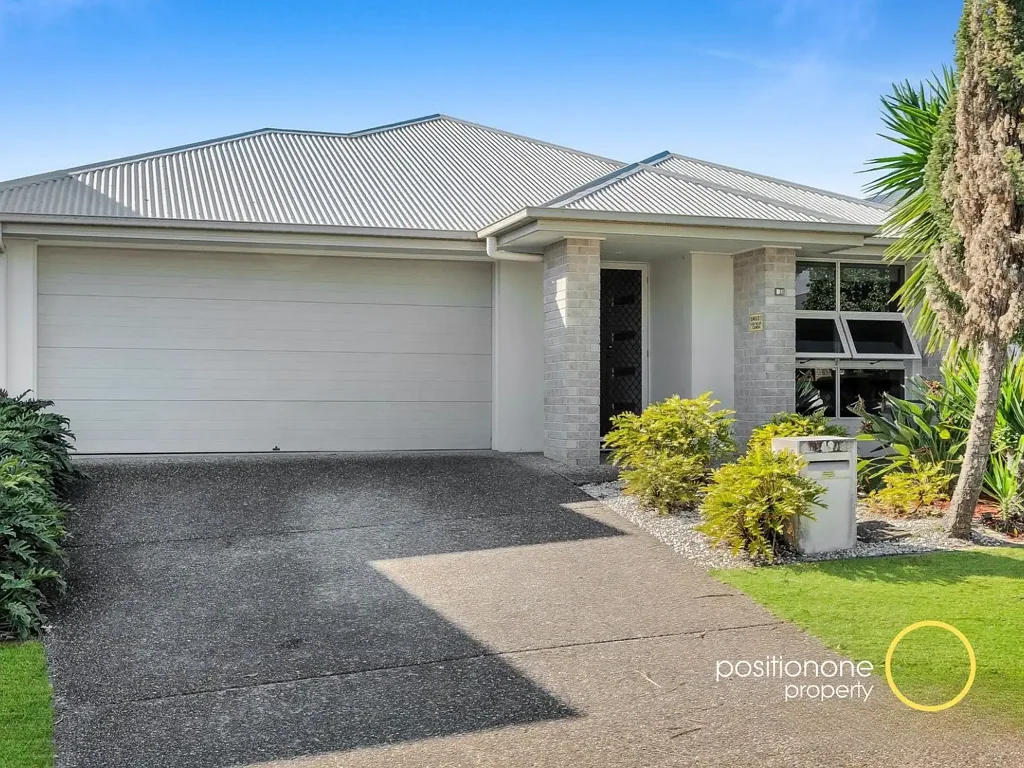 Lowset family home only a short stroll away from Daybreak park!
