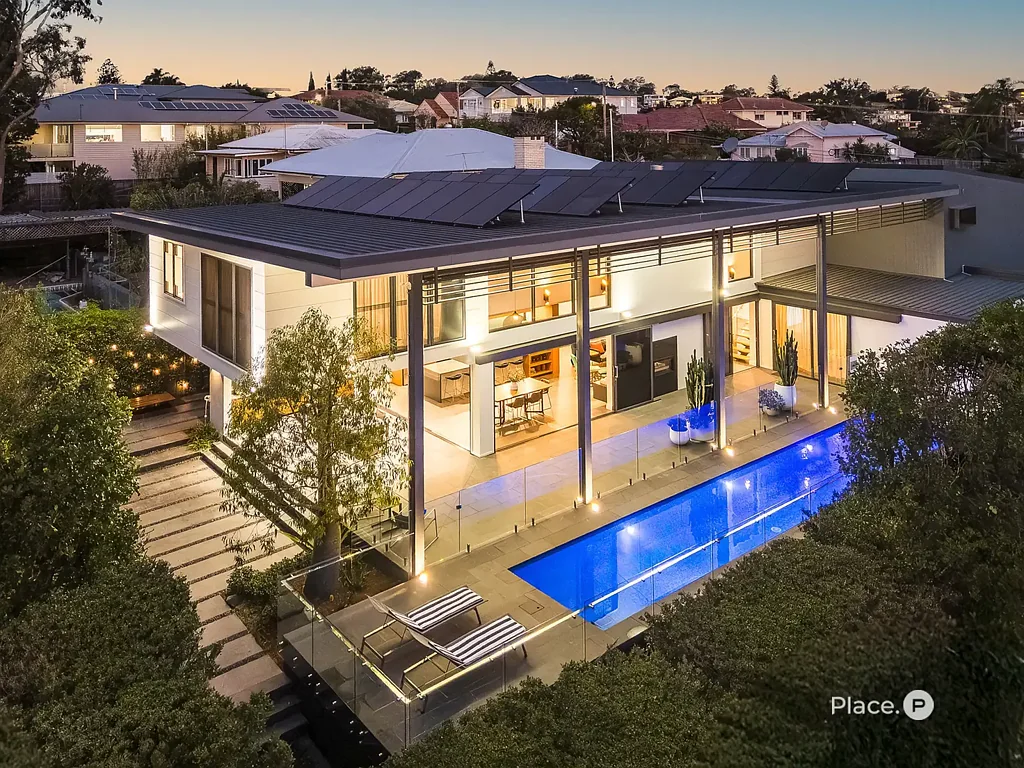 Camp Hill 5ਬੈੱਡਰੂਮ Architectural Excellence Framed by Sweeping City Vistas