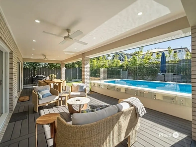 Margate 5 Bedroom Contemporary Coastal Living Just 450m from Margate Beach