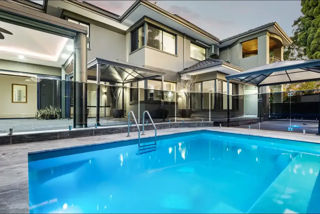 High-End Executive Home with Pool in Prime Location