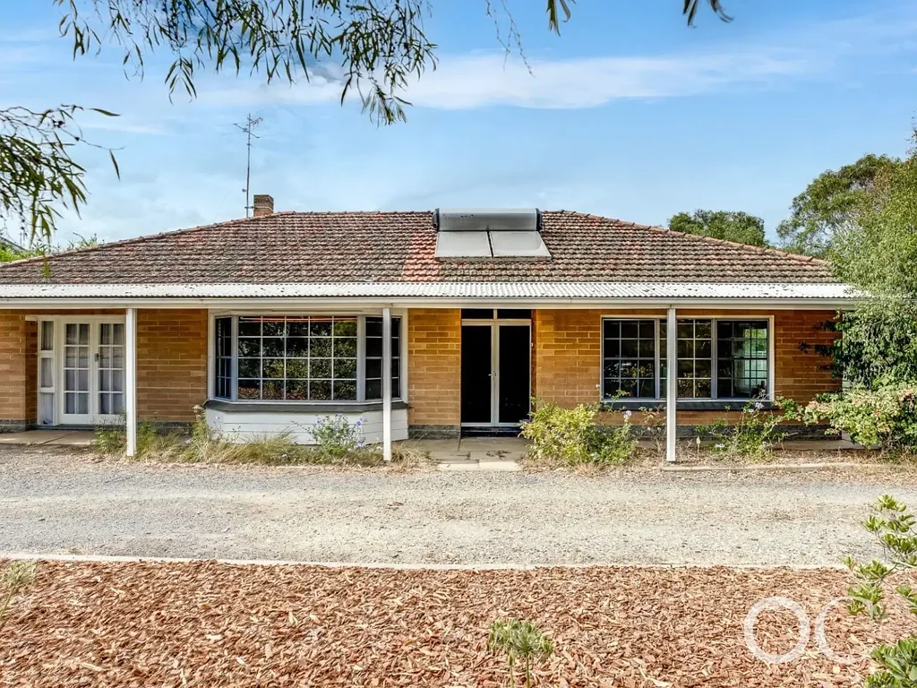 Open the Door to Spacious Family Home with Studio – Central Victor Location