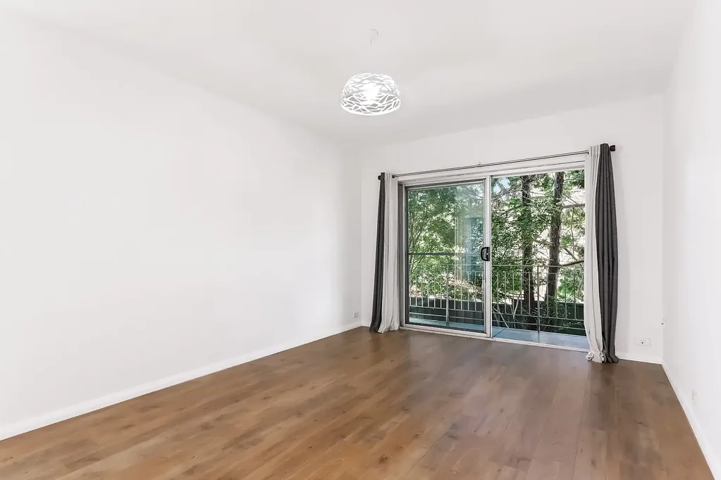 Fresh and easy living in a leafy parkside setting