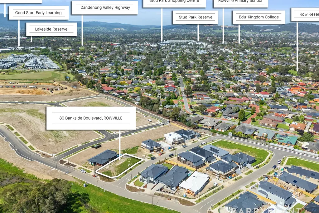 Rowville 罗维尔Bankside Estate 578㎡拐角地块 现代建筑与自然和谐 景观雕塑美 毗邻成熟郊区 优质教育资源 生活设施完备 Sun blessed corner in the new Bankside Estate.