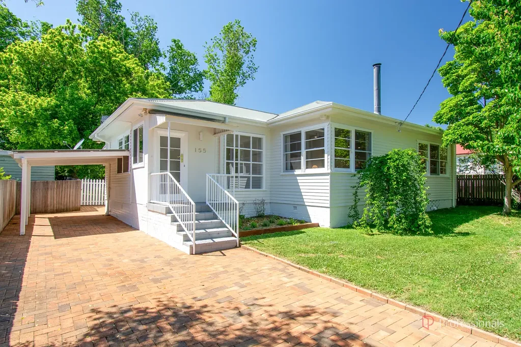 Armidale 4 Bedroom Beautifully Renovated Central South Bungalow