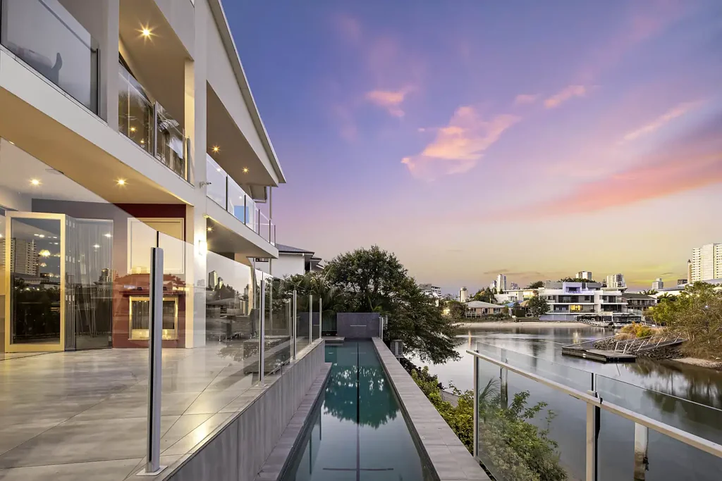 Broadbeach Waters 5房  East-Facing Waterfront with Sub-Basement and Skyline Views
