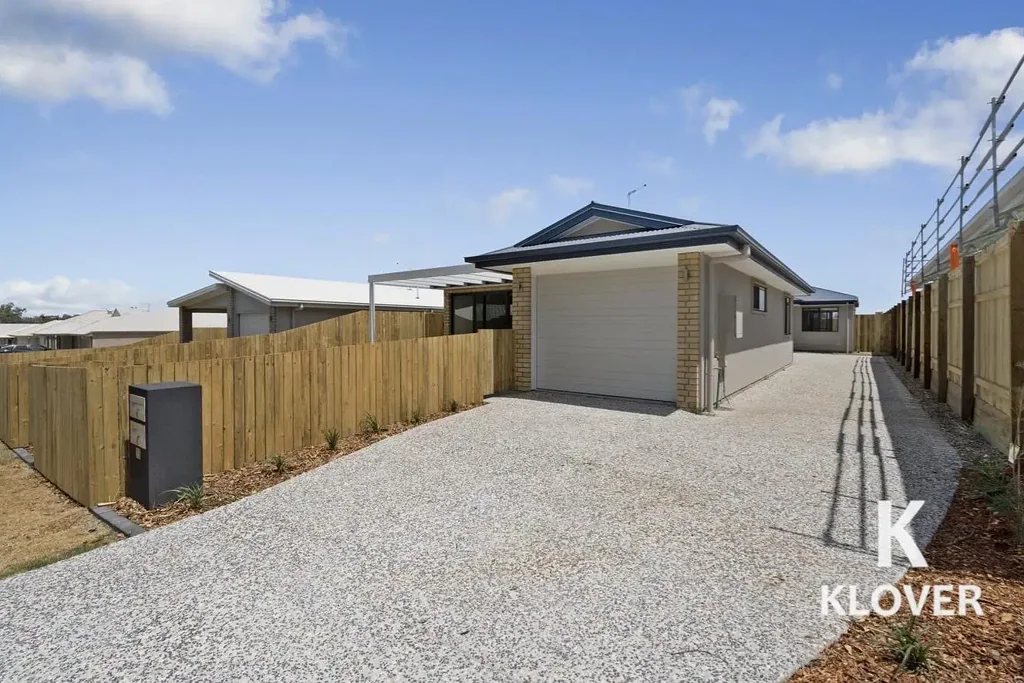 Modern 2-Bedroom Home with Single Garage in Park Ridge