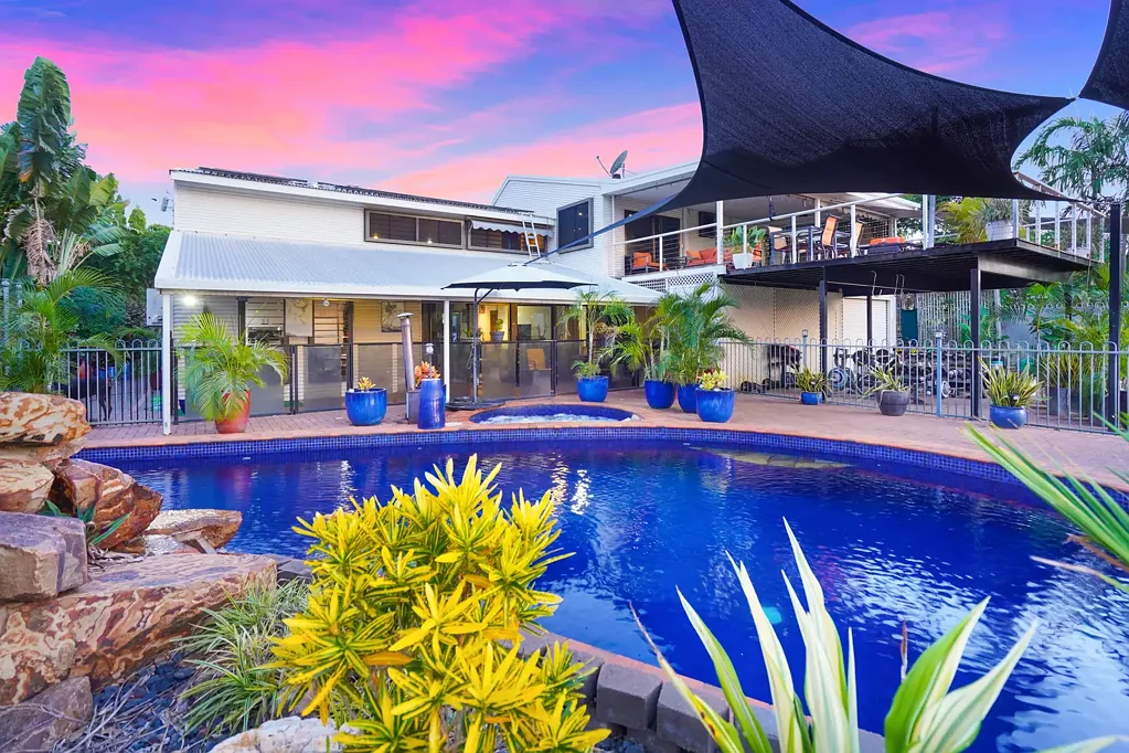 Marrara 4Zimmer Unique, Architecture Home - Sweeping golf course views, magnificent alfresco living!