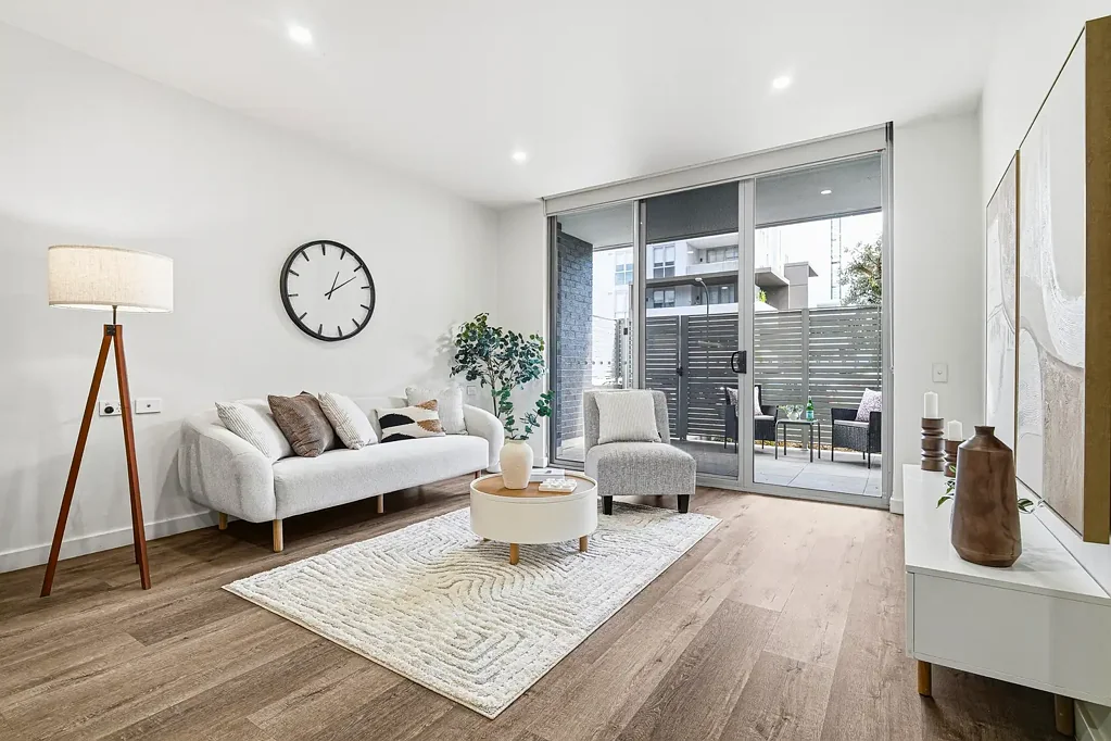 Schofields 2Zimmer Ground Floor Stunner with Private Courtyard – Walk to Station!