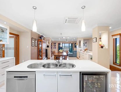 11 Watt Street, West Gladstone, QLD 4680, 5 slaapkamers, 3 badkamers, House