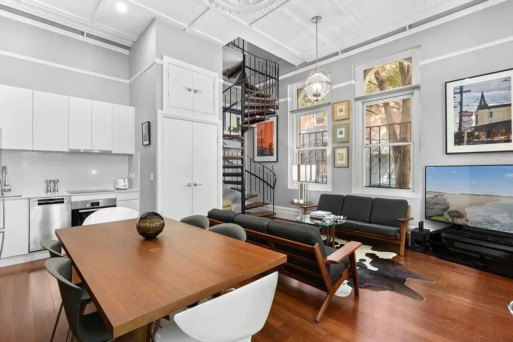 Perfect 2 bedroom Apartment in 1880s Terrace on Tree-lined Victoria Street