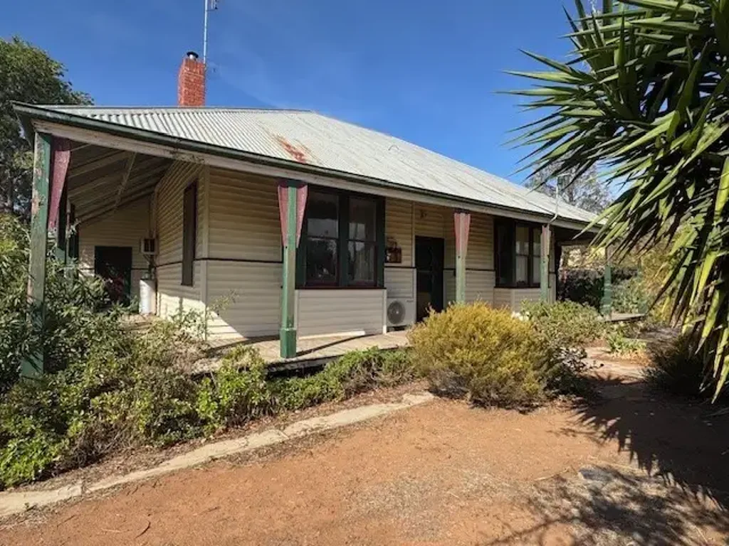 Charlton "Renovators Dream, Huge Potential"
Lead Light, High Ceilings, Large Block & Shedding!