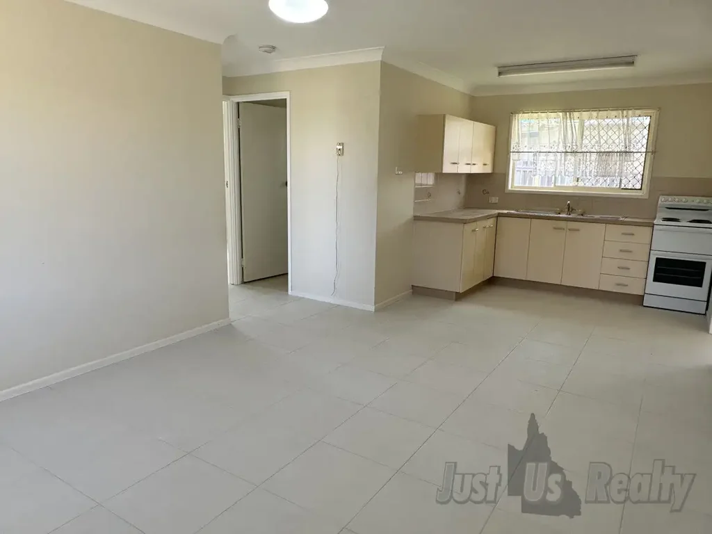 2-Bedroom Duplex with Private Yard in Norville