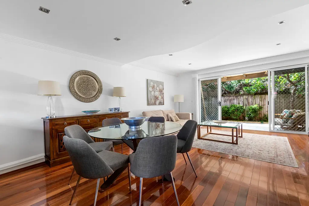 Marrickville 2房 明亮通风双层联排 精品安保社区 朝北采光优越 紧邻Marrickville Rd 主干道 文化中心近便 Style, light & privacy in a modern townhouse