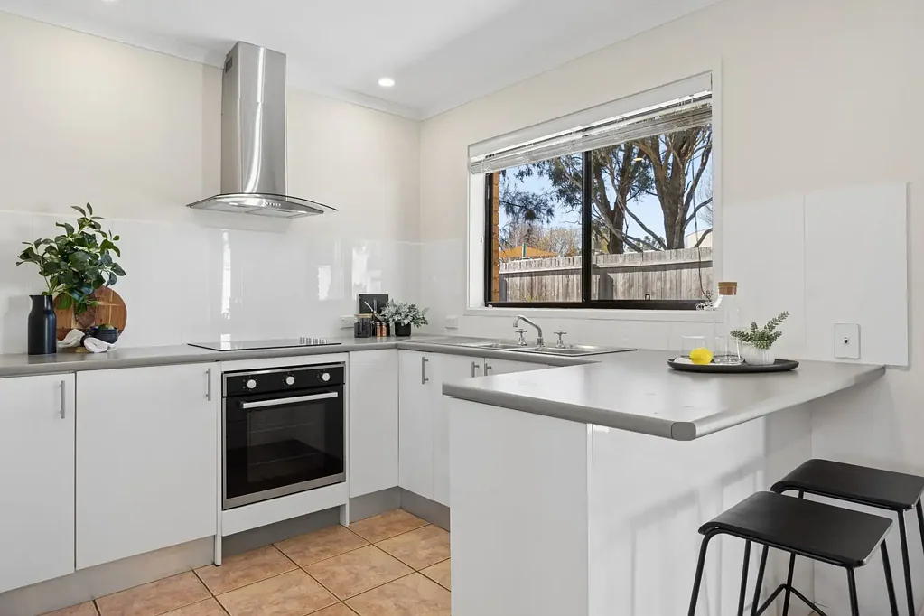 Isabella Plains 3房  Single-level, freestanding townhome in immaculate complex with exceptional car accommodation.
