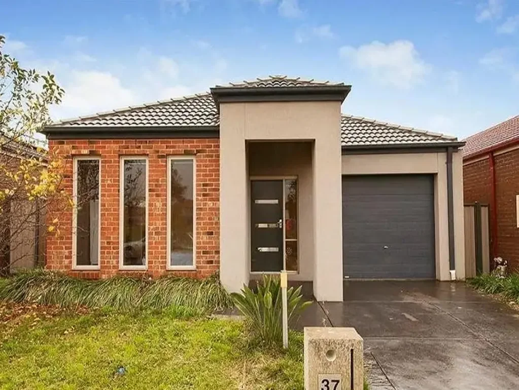 AMAZING AND LOW MAINTENANCE RESIDENCE IN A COMMANDING LOCATION