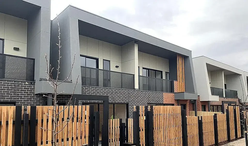 Zoned Alamanda College - Modern Townhouse!