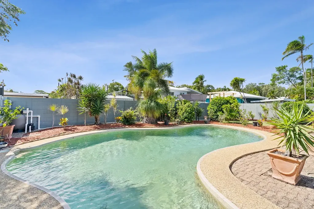 SPACIOUS FAMILY HOME WITH A POOL IN SOUGHT AFTER YORKEYS KNOB.