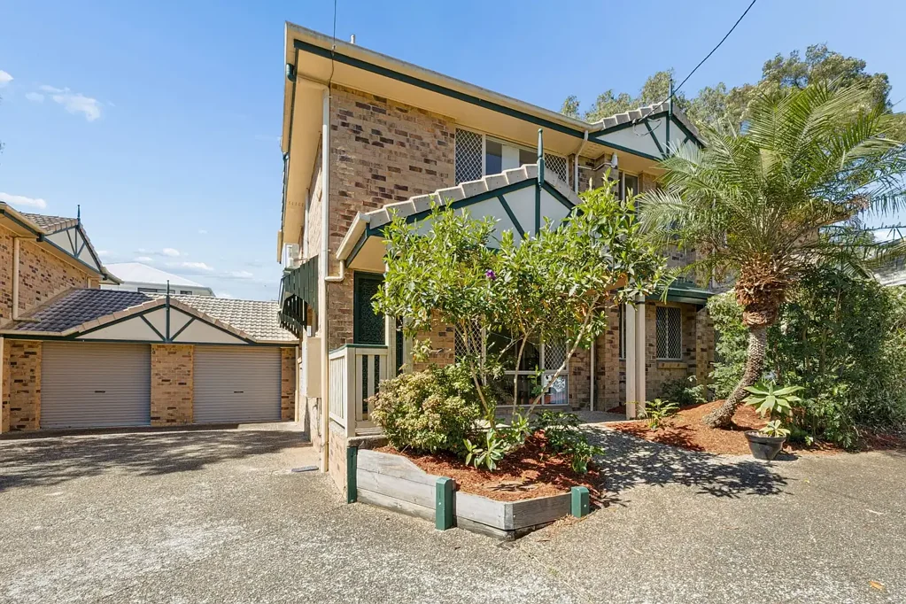 Holland Park West 3Zimmer Oversized Solid Brick Townhouse in the Heart of HPW - Minutes from CBD & Great Schools