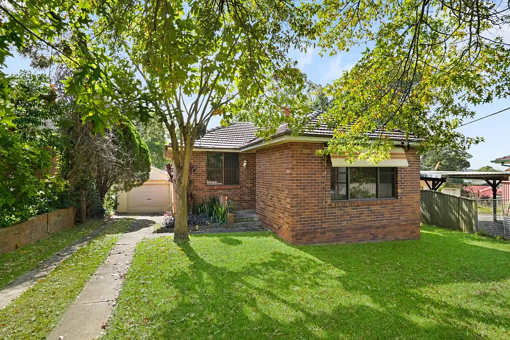 Seven Hills 3ਬੈੱਡਰੂਮ Spacious Family Home on 1288sqm – Walk to Seven Hills Station