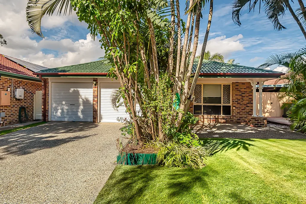 Forest Lake 3 Slaapkamer Beautifully Refreshed Family Home with Tropical Gardens in a Prime Forest Lake Location
