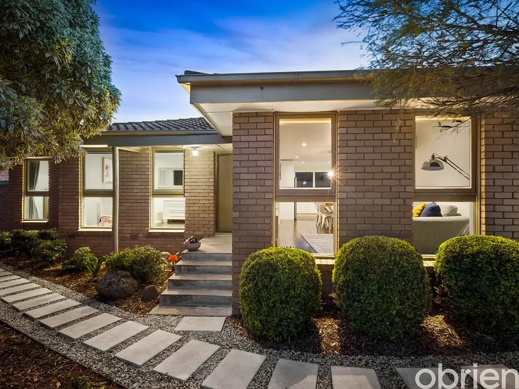 Oakleigh 2Kwarto Renovated Rear Retreat with a Huge Private Backyard