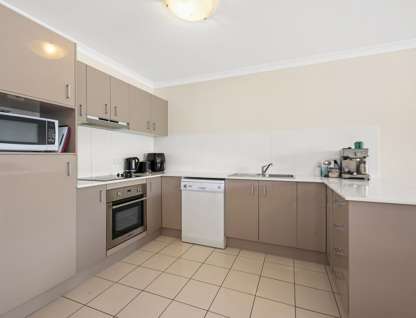 2/8 Catherine Street, Woolloongabba, QLD 4102, 2 Bedrooms, 2 Bathrooms, Apartment