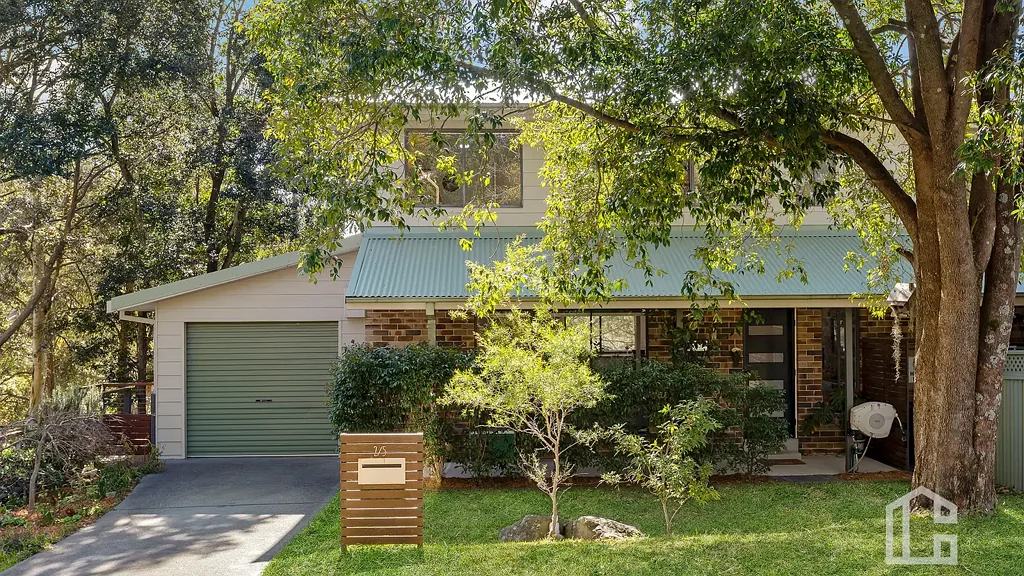 Blaxland 3 Slaapkamer MOVE STRAIGHT IN - Light Filled Living, Bush Outlook & Just 300m to Rail - Open Home Saturday 29th August, 11.30am - 11.50am.