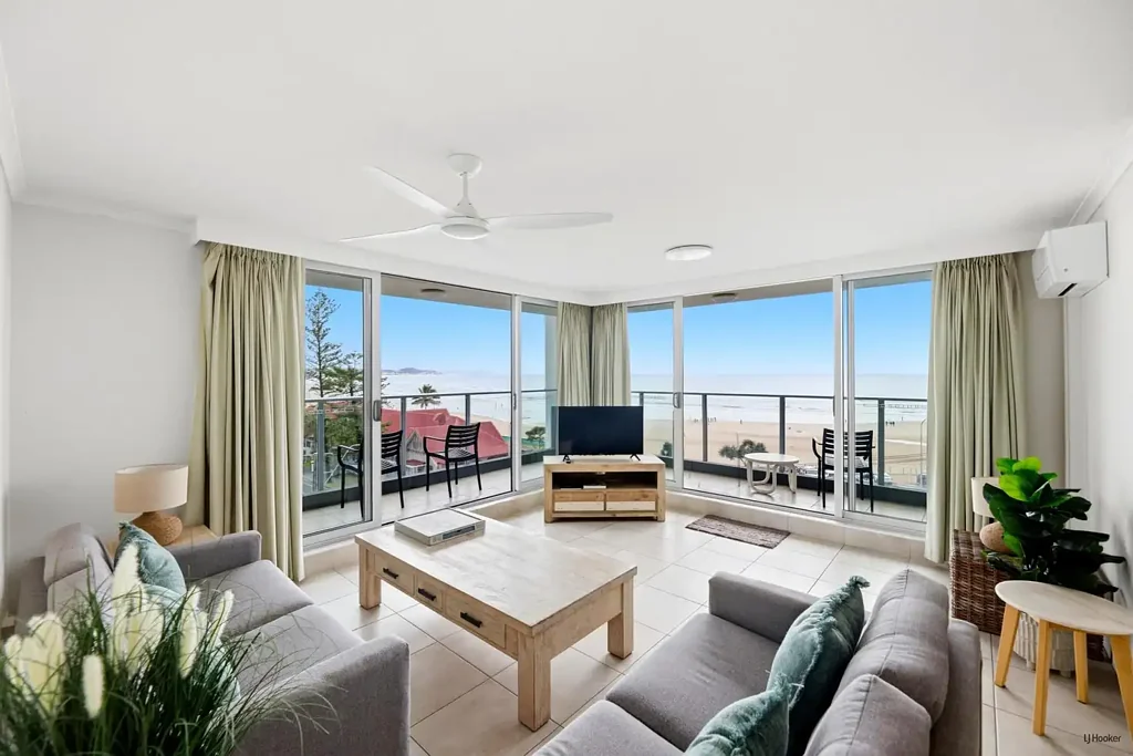 Coolangatta 2房  High-floor, Corner, Beachfront 2-bedroom apartment in �Kirra Gardens�