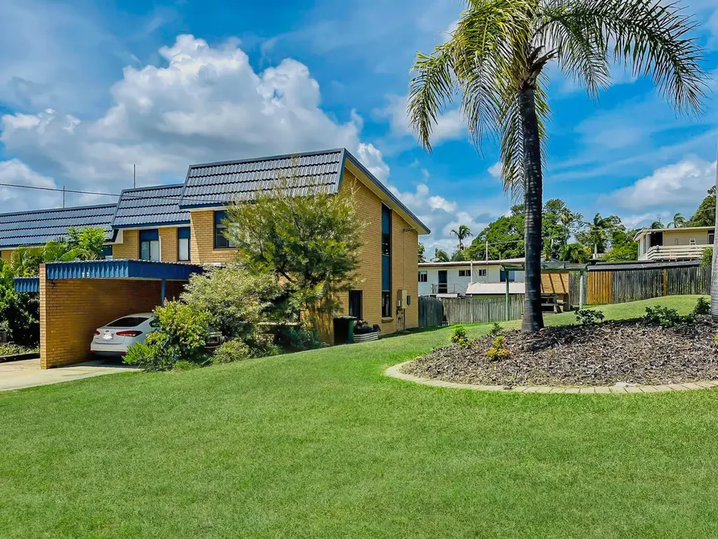 APPROVED APPLICATION:NEAT & SPACIOUS THREE BEDROOM UNIT IN PRIME LOCATION