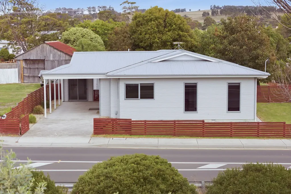 Fresh, Modern Home - Two Living Spaces, One Address