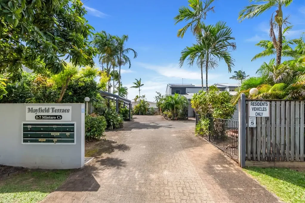 TOWNHOUSE CLOSE TO STOCKLAND SHOPPING CENTRE!