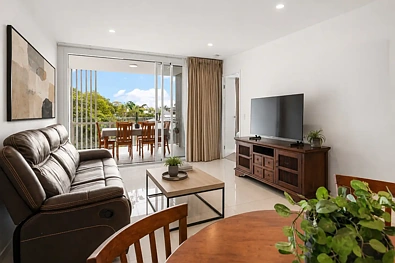 Coorparoo 2房 现代公寓，带宽敞阳台和住户设施 Contemporary Apartment with Spacious Balcony and Resident Amenities