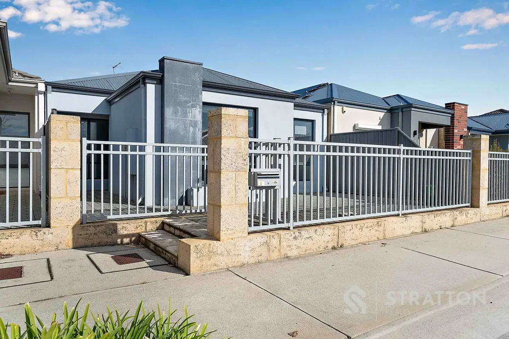 Harrisdale 3कमरा Modern, Low-Maintenance Living with Secure Rear Garage Access