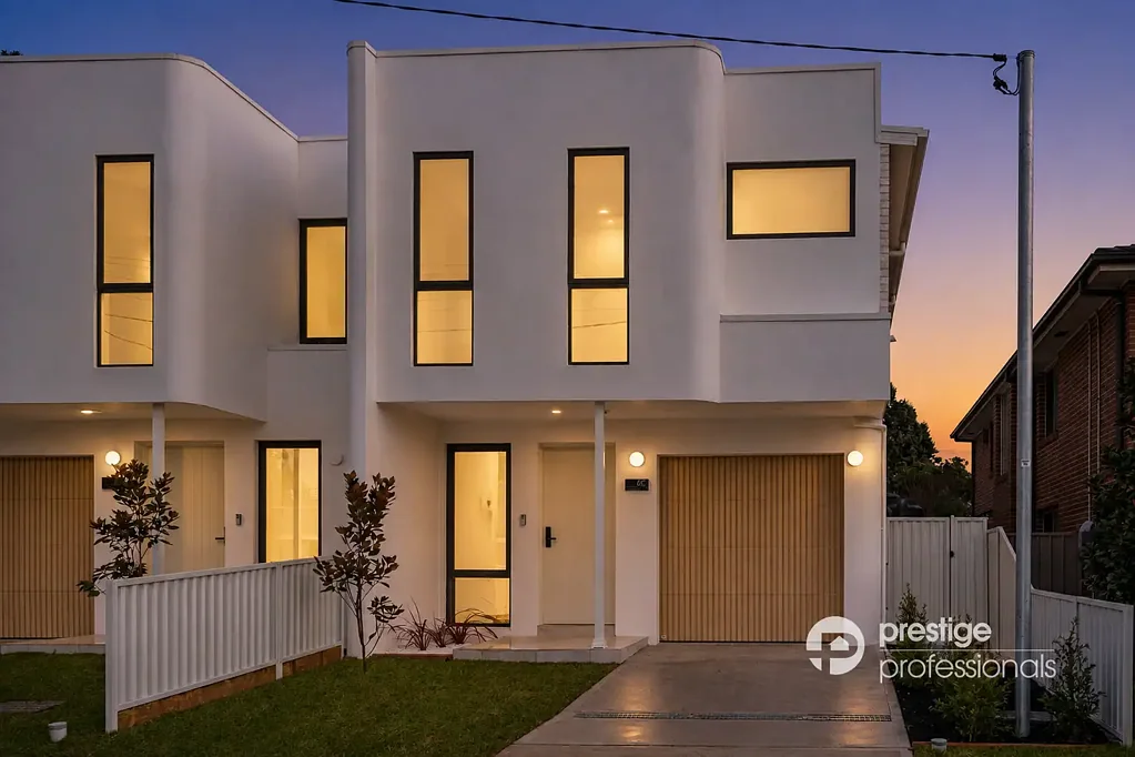 Moorebank 5ਬੈੱਡਰੂਮ Brand New Architecturally Designed Free Standing Home