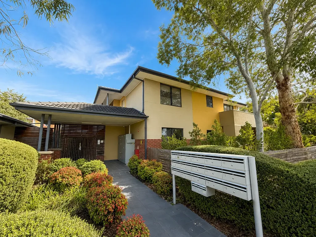 2 BEDROOMS WITHIN WALKING DISTANCE TO EVERYTHING THAT CLAYTON HAS TO OFFER