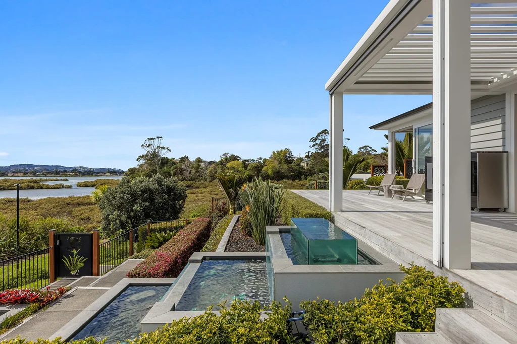 Red Beach 4房 非凡水岸住宅，坐拥Orewa Estuary全景水景，户外厨房、酒窖与私人果岭一应俱全！ Exceptional estuary front residence