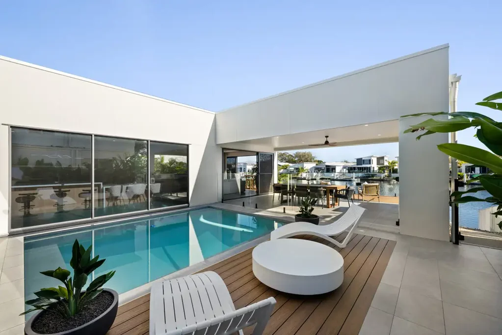 Pelican Waters 4房  SINGLE-LEVEL WATERFRONT LUXURY – AN OPPORTUNITY NOT TO MISS!