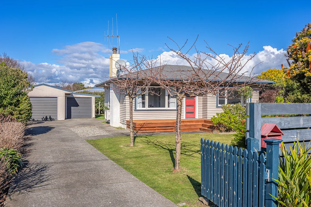 Otaki 3房  SUNSHINY DAYS - TWO BEDROOM HOME + SLEEPOUT!