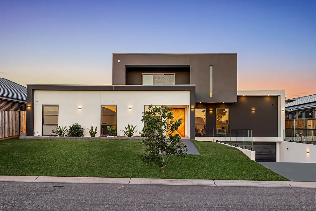 Gledswood Hills 5chambre Grand Residence with Elevator and 350sqm Basement!