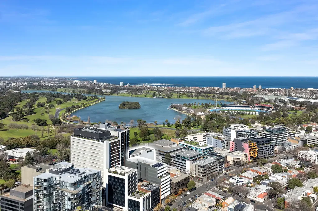 South Melbourne 1Zimmer Lakeside ease with expansive Albert Park Lake views.