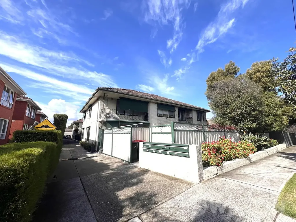 Oversized 2 bedroom apartment for lease in peaceful Carnegie location!