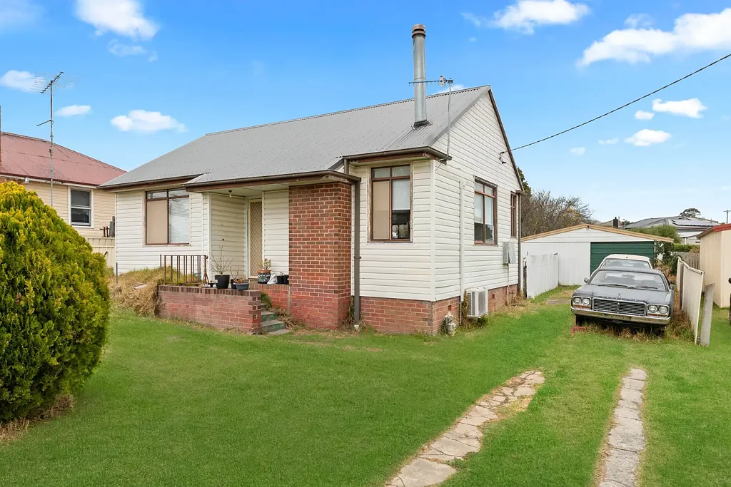 Goulburn 2Zimmer North-Facing Two-Bedroom Home with Generous Garage & Workshop